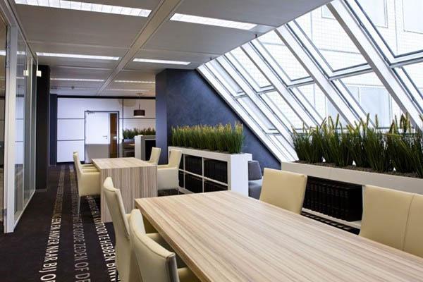 Lunchroom: lichte lunchruimte advocaten kantoor met maatwerk tafels en maatwerk banken